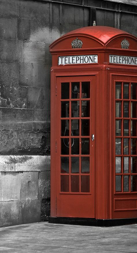 London Telephone booth iPhone wallpaper Red Telephone Booth, Art Development, London Phone Booth, Red Telephone Box, Red Telephone, Iphone Macbook, Photoshop Digital Background, Blurred Background Photography, Desktop Background Pictures