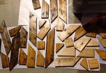 A DIY tutorial to make a giant wood planked quilt wall hanging. Add warmth and beauty to your walls with this large wood quilt style wall art. Quilt Wall Art, Reclaimed Wood Wall Decor, Wood Pallet Crafts, Wood Quilt, Plank Art, Outdoor Woodworking Projects, Wood Plank Walls, Quilt Wall Hanging, Painted Barn Quilts