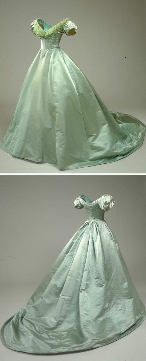 Victorian Ball Gowns, Green Ball Gown, 1800s Fashion, 19th Century Fashion, Old Dresses, Gowns Prom, Victorian Clothing, Ball Gowns Evening, Antique Dress