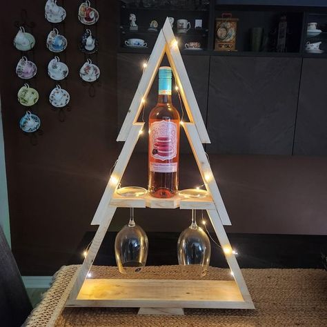 Wine Tree Holder, Small Wood Christmas Trees Diy, Wooden Christmas Trees Rustic, Small Wood Christmas Tree, Wine Christmas Tree, Wine Bottle Christmas Tree, Wood Christmas Trees Diy, Wood Wine Bottle Holder, Wooden Beer Caddy