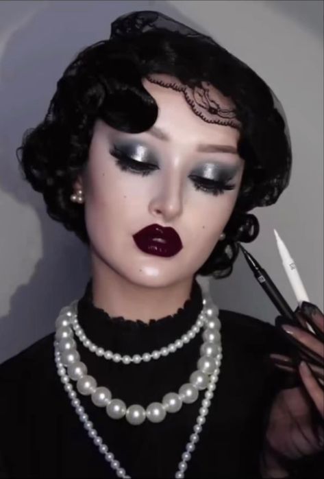 Cabaret Makeup, Gatsby Makeup, Flapper Makeup, 20s Makeup, Maquillage Goth, Mrs Bella, Look Gatsby, 1920s Makeup, Vintage Makeup Looks