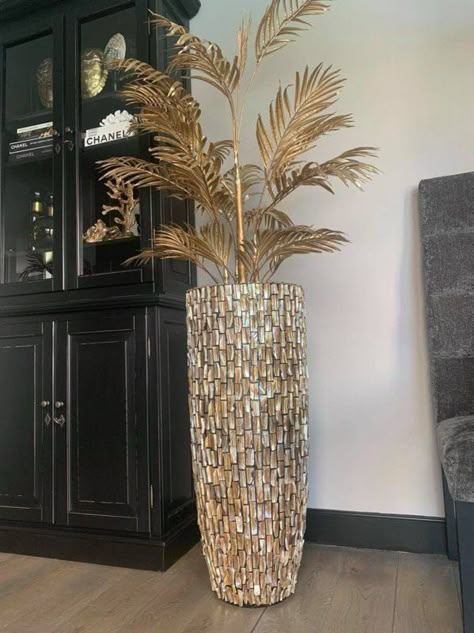 Large Vases Decor Ideas Living Rooms, Big Vase Decorating Ideas, Large Floor Vase Decor, Large Vases Decor Ideas, Tall Vase Decorating Ideas, Gold Vase Decor, Floor Vases Decor, Vases Decor Living Room, Glam Room Decor