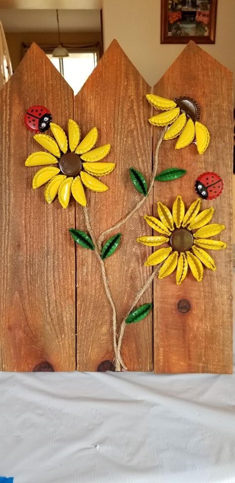 Flowers Out Of Bottle Caps, Sunflower Bottle Cap Art Diy, Sunflower Bottle Cap Art, Beer Bottle Cap Ideas, 4h Project Ideas, Beer Cap Crafts Diy, Beer Cap Projects, Bottlecap Crafts, Bottlecap Art