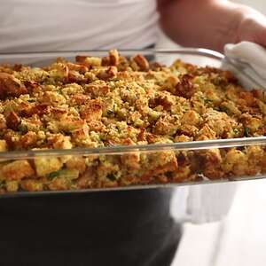 Corn Bread Stuffing, Bacon Stuffing, Thanksgiving Corn Bread, Thanksgiving Corn, Bacon Cornbread, Cornbread Stuffing Recipes, Traditional Thanksgiving Dinner, Bread Stuffing, Thanksgiving Dinners