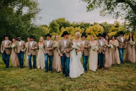 Fall colors. Grooms/groomsmen attire Country Groomsmen Attire, Snap Poses, Country Groomsmen, Country Wedding Groomsmen, Country Wedding Pictures, Wedding Snap, Jeans Wedding, Groomsmen Ideas, Wedding Groomsmen Attire