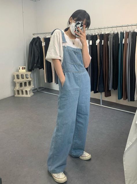 Overalls Korean Outfit, Soft Boyfriend Outfits, Korean Casual Outfits Summer Jeans, Korean Jumper Outfit, 90s Jumper Outfit, Aesthetic Japanese Outfits, Beanie Outfit Korean, Jumper Outfit Korean, Korean Overalls Outfit