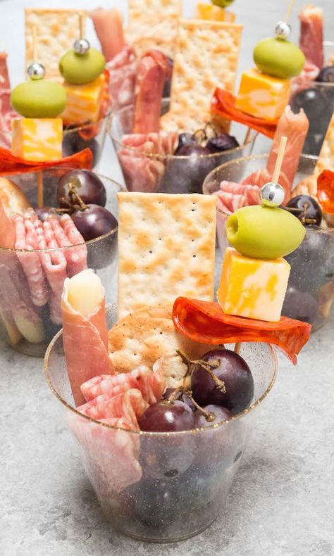 Jar Charcuterie, Charcuterie Cones, Charcuterie Cups, Charcuterie Inspiration, Party Food Platters, Charcuterie And Cheese Board, Cold Appetizers, Charcuterie Recipes, Party Finger Foods