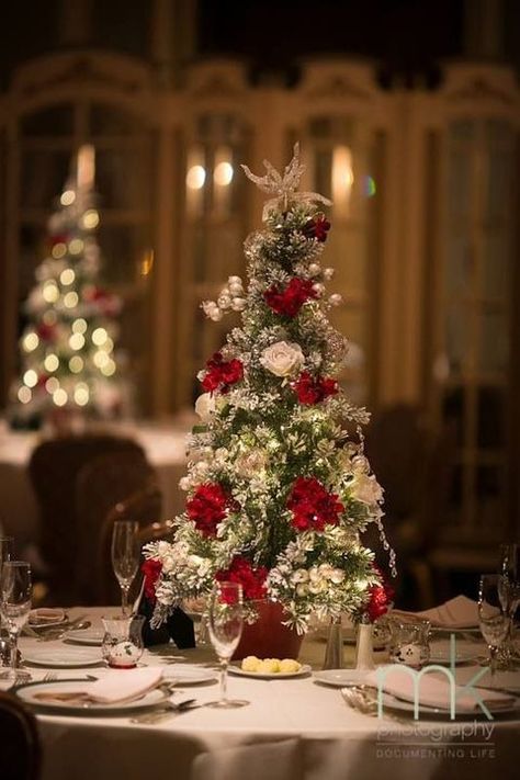 Red Winter Wedding, Christmas Wedding Centerpieces, Winter Wedding Red, Christmas Wedding Themes, Winter Wedding Centerpieces, Winter Wedding Ideas, Diy Tree Decor, Christmas Wedding Decorations, Christmas Wreaths Diy Easy