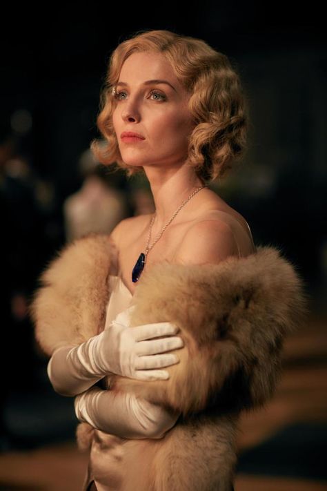 The beautiful actress stars in Peaky Blinders Peaky Blinders Fashion, Costume Peaky Blinders, Grace Burgess, Peaky Blinders Costume, Peaky Blinders Theme, Peaky Blinders Grace, Style Année 20, Annabelle Wallis, 1920s Hair