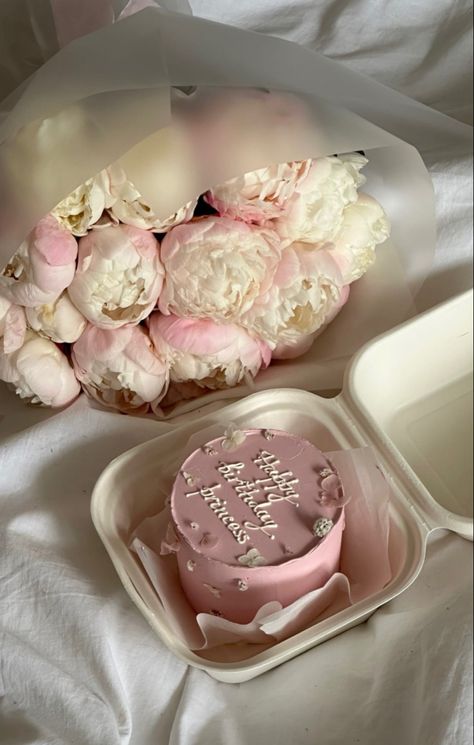 Birthday Flower Aesthetic, Birthday Cake Inspo Pink, Pink Flowers Birthday, Hello 22, Simple Birthday Decorations, Cute Birthday Pictures, Birthday Ideas For Her, Cute Birthday Ideas, Picnic Birthday