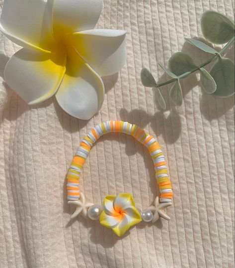 Cute Summer Flower Bracelets, Coconut Girl Bracelets, Casual Flower-shaped Beaded Bracelets For Beach, Coconut Girl Aesthetic Bracelets, Flower-shaped Colorful Beads Bracelet For Beach, Pink Wallpaper Heart, Yellow Plumeria, Make Clay Beads, Preppy Accessories