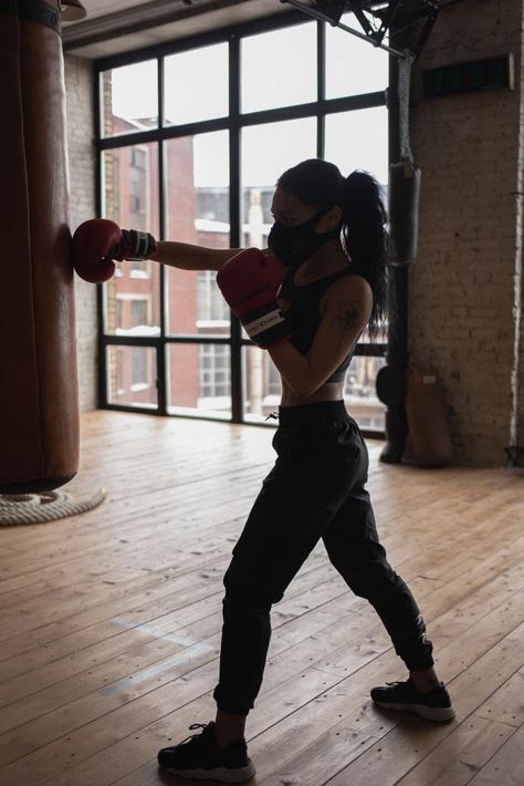 Kickboxing Women, Learn Boxing, Boxer Aesthetic, Kick Boxing Girl, Boxe Thai, Functional Workouts, Boxing Girl, Kickboxing Workout, Planet Fitness