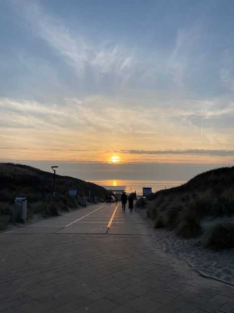 #sunset #aesthetic #beach #nordsee Sunset Aesthetic Beach, Travel 2024, Soft Life, Sunset Aesthetic, Aesthetic Beach, North Sea, Free Time, Summer Aesthetic, Summer Vibes