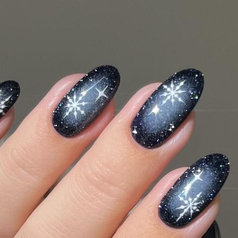 Aistė Haas on Instagram: "🌌❄️✨ the mystique of winter nights with glittery dark blue aura nails, because magic happens after dark. *all products are linked on my amzn in the bio _____ (*aff) #glitternails #auranails #winternails #holidaynails #sparklynails #nailinspo #christmasnails #bluenails" Navy Xmas Nails, Midnight Blue Christmas Nails, Winter Nails Navy Blue, Yule Nails Winter, Christmas Nails Dark Blue, Blue Winter Nails Almond, Winter Dark Nails, Goth Holiday Nails, Dark Blue Christmas Nails