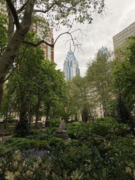 City Life Aesthetic, Rittenhouse Square, Urban Beauty, Urban Aesthetic, Weird Dreams, Cute House, Old City, Travel Inspo, City Life