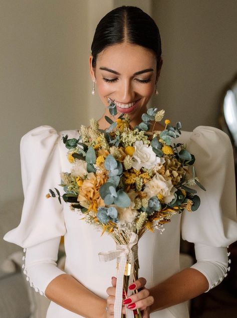 El ramo de flores Mary es de estilo silvestre y en tonos alegres. Un ramo muy especial para mi, Maria me dejo total libertad para crear su ramo de novia en el día de su boda. Está creado con mucho mimo y con mucho corazón. Flores: gardenia, botao, achillea, craspedia, phalaris, trigo, avena, brooms, eucalipto cinerea y hortensias. Colores: amarillo, verde, mostaza, crema y blanco. Boda Mexicana, Wedding Inspo, Special Day, Bouquets, Ram, Weddings, Flowers