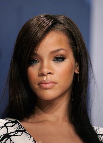 Rihanna 2000's, Young Rihanna, Rihanna Makeup, Looks Rihanna, Rihanna Hairstyles, Medium Bob Haircut, Rihanna Outfits, Rihanna Looks, Rihanna Riri