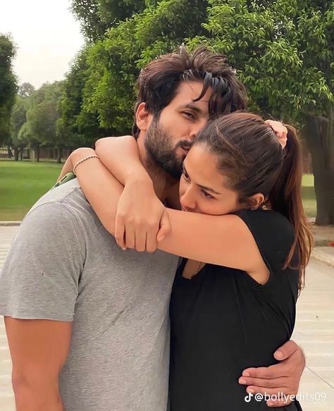 Virat Kohli And Anushka, Mira Rajput, Relationships Goals, Bollywood Couples, Bollywood Outfits, Wedding Couple Poses Photography, Shahid Kapoor, Indian Photoshoot, Beach Photography Poses