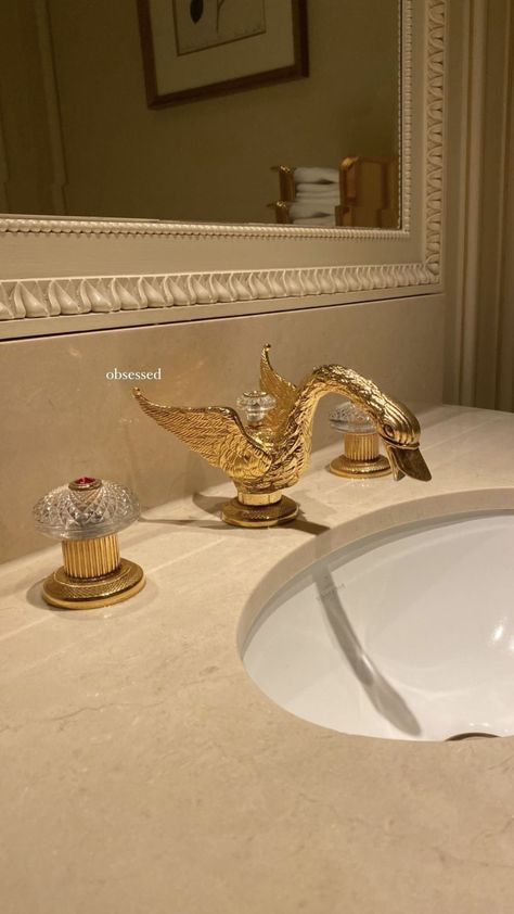 Old Money Bathroom Aesthetic, Rich Grandma Aesthetic, Room Decor Old Money, Old Money Bathroom, Old Money Room, Old Money Decor, Old Money Bedroom, Old Money House, Luxury Decoration