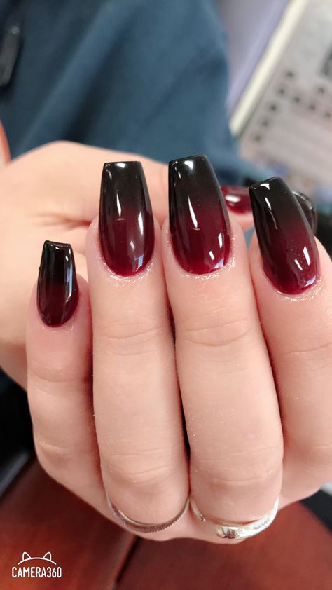 Maroon Black Ombre Nails, Black Maroon Nails, Dark Nails Inspiration Square, Nails For Morena Skin, Red To Black Nails Ombre, Ombre Nails Black And Red, Dark Red Nails Acrylic Short, Dark Red And Black Nails Short, Black And Dark Red Nails Ideas