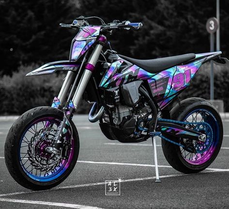 🔥The Online Shop for Brapers!🔥 sur Instagram : HOT or NOT?🔥 Purple Headlight Vinyl!⚔ Comment below!⤵️ 🏍KTM EXC-F 500 '20🔮 📸@philippe__91 #thebrapshop _______________________________ Supermoto 125, Pink Dirt Bike, Custom Dirt Bike, Ktm Dirt Bikes, Dirt Bike Helmets, Honda Scrambler, Ktm Motorcycles, Motocross Love, Dirt Bike Racing