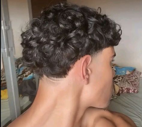 Burst Taper Fade Curly Hair, Taper Fade Ondulado, Taper Curly Hair, Low Taper Curly Hair, Curly Taper, Low Fade Curly Hair, Curly Hair Taper, Curly Taper Fade, Hair Tips For Men