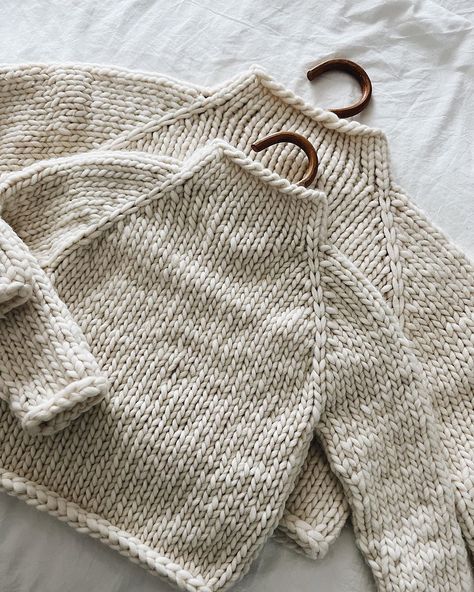 Cable Knit Sweater Pattern Free, Chunky Sweater Pattern, Cable Knit Sweater Pattern, Knitted Baby Outfits, Knitwear Inspiration, Knitting Patterns Free Sweater, Knitting And Crochet Patterns, Knit Vest Pattern, Yarn Sweater