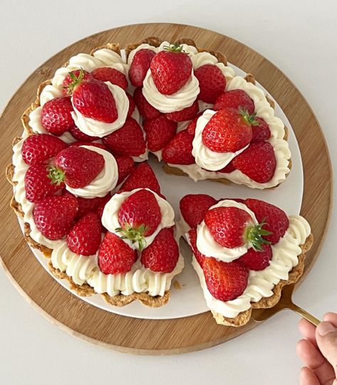 Twitter Strawberry Tarts, Savory Dessert, Gourmet Sweets, Strawberry Tart, Dessert Platter, Sweet Treats Desserts, Dessert Bites, Creative Desserts, Fruity Desserts