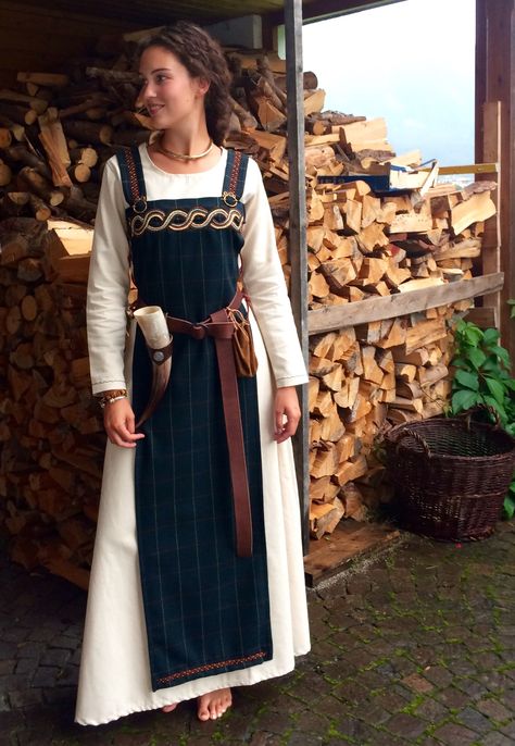 Traditional Viking Women Clothing, Summer Viking Clothing, Diy Women's Viking Costume, Sca Outfits, Viking Dress Woman, Modern Viking Fashion, Viking Clothing Women, Vikings Outfit, Viking Women Clothing