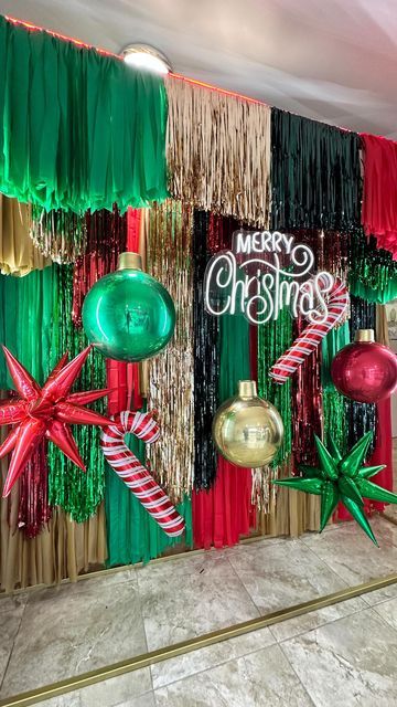 Christmas Party Backdrop, Christmas Balloon Decorations, Christmas Stage, Christmas Program, Christmas Decoration Ideas, Xmas Deco, Christmas Balloons, Christmas Themes Decorations, Christmas Shows