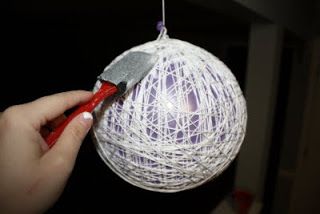 Diy Paper Lanterns Floating, Balloon Yarn Balls Diy, Twine Balls With Lights, Yarn Glue Balloon, Balloon Lanterns Diy Yarn Ball, Yarn Lanterns, Yarn Balloon, Homemade Lanterns, String Lanterns