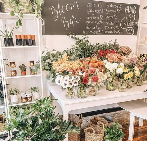 Flower Bouquet Market Display, Inside Flower Shop, Flower Bar Cart Ideas, Wildflower Bouquet Bar, Flower Shop Organization, Cute Florist Shop, Floral Booth Display, Farmers Market Floral Display, Wood Crate Display Ideas