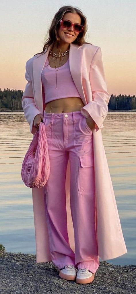 Woman Outfit Aesthetic, Monochromatic Outfit Pink, Monochrome Outfit Street Style, Pink Monochromatic Outfit, Pink Cargo Pants Outfits, Pink Monochrome Outfit, Cargo Outfits Women, Pink Jeans Outfit, Pink Ladies Outfit