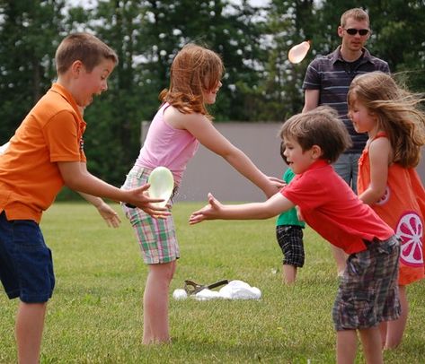 Kids tossing water balloons from one to another. Water Balloon Toss, Adult Games Party, Balloon Games For Kids, Retro Pool Parties, Relay Batons, Water Balloon Games, Field Day Games, Balloon Games, Kids Play Toys