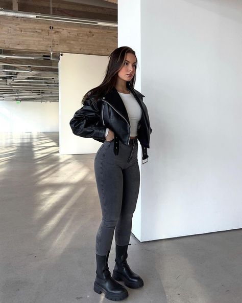 #fashion #lookbook #alllook Leather Pants With Jean Jacket, Black Boots Outfit Ankle Casual, Black Leggings And Boots Outfit, Jeans With Black Boots, Black Jeans Outfit Aesthetic, Sweater Boots Outfit, Leather Jacket Winter Outfit, Black Long Sleeve Outfit, Botas Outfit