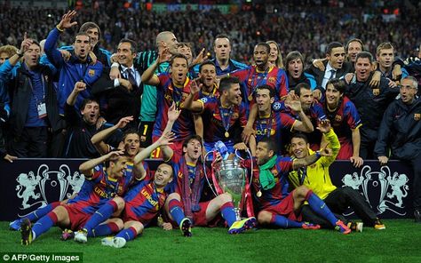 Barcelona celebrate winning the Champions League in 2011 after beating Manchester United 3-1 at Wembley Soccer Team Pictures, Champions League 2015, Liverpool Goalkeeper, Barcelona Shirt, Liverpool One, Fcb Barcelona, Didier Drogba, Barcelona Players, Messi And Neymar