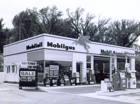 Mobile Gas Station somewhere in Iowa in 1960. Full Service Gas Station, Mobil Oil, Old Gas Pumps, Car Memorabilia, Vintage Gas Pumps, Pompe A Essence, Gas Service, Station Service, Old Gas Stations