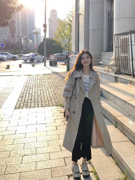 Tokyo Winter Outfit, Korea Spring Fashion, Waves Curly Hair, Hongkong Outfit, Korea Fits, Spring Korea, Fall Coat Outfit, Korea Autumn, Korean Winter Outfits