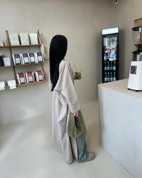 We love to see your #eliduorfits😍. She is wearing the Soft Classics in Taro. Your go-to abaya for all occasions. // #modestoutfits #hijaboutfit #abayadubai #abayafashion #eliduor #modestcoolgirl Casual Abaya, Abaya Outfit, Abaya Kimono, Church Fits, Hijabi Outfit, Uni Outfits, Hijabi Fashion, Jeans Outfit, Abayas Fashion