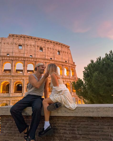 Aestehtic Couple photo idea Colosseum Couple Photo, Europe Couple Photos, Rome Italy Couple Photos, Rome Couple Photos, Rome Couple Photoshoot, Rome Photo Ideas Couple, Couple In Europe, Photos To Take In Italy, Rome Couple Pictures