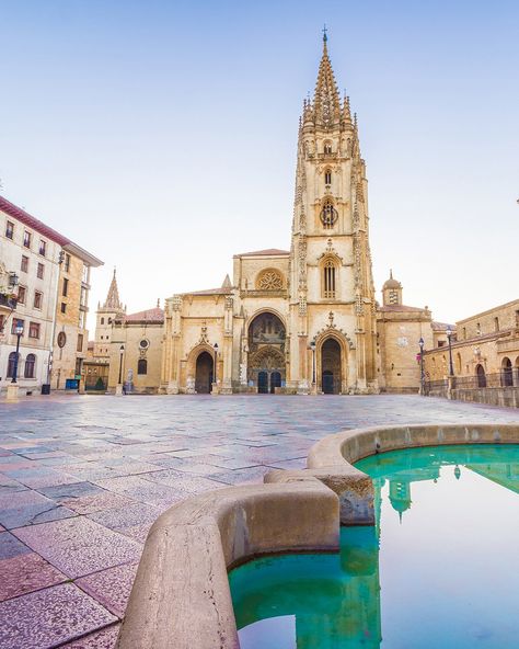 Los 10 imprescindibles que ver en Oviedo | Sitios de España Spain, House Styles, Travel, San Salvador, Oviedo