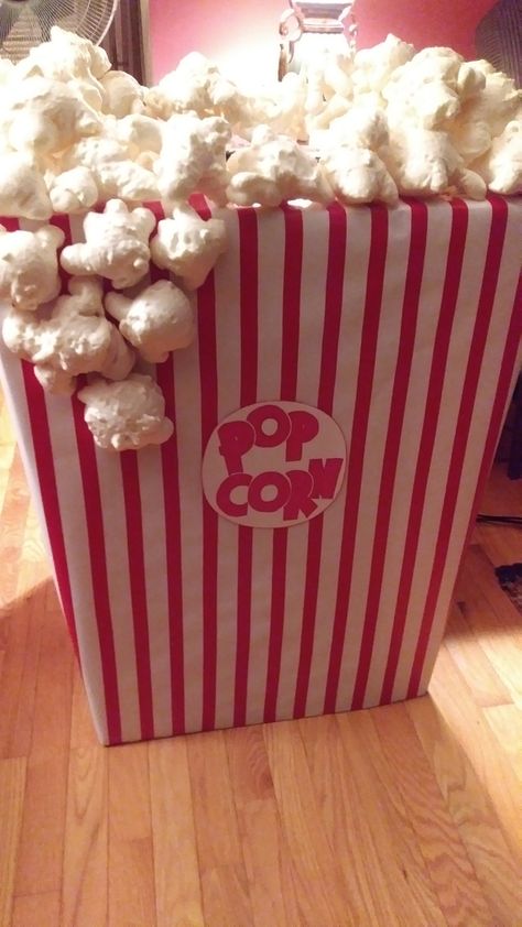 Popcorn Box Diy, Popcorn Costume, Popcorn Decorations, Deco Cinema, Diy Popcorn, Fake Candy, Diy Carnival, Christmas Decorations Centerpiece, Christmas Props