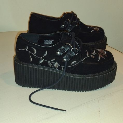 Demonia black velvet platform creepers Gothic Librarian, Goth Sneakers, Elise Core, Goth Platform Shoes, Demonia Creepers, Thrift Shoes, Genshin Outfits, Outfit Punk, Haute Goth