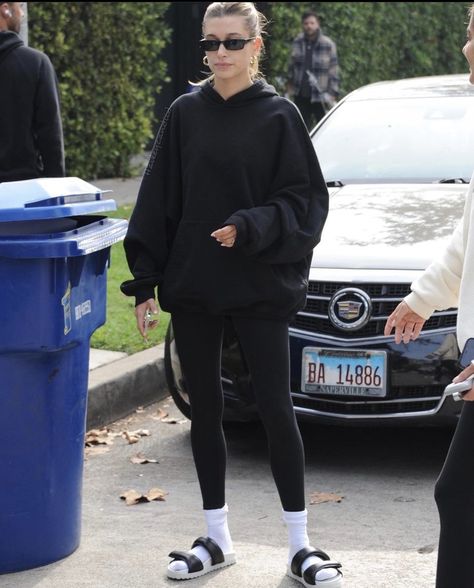 La Outfits Los Angeles Street Styles, Celebrity Athleisure, Marianne Fonseca, Los Angeles Street Style, La Outfit, Hailey Baldwin Street Style, Outfits Los Angeles, Athleisure Chic, Hailey Bieber Outfits