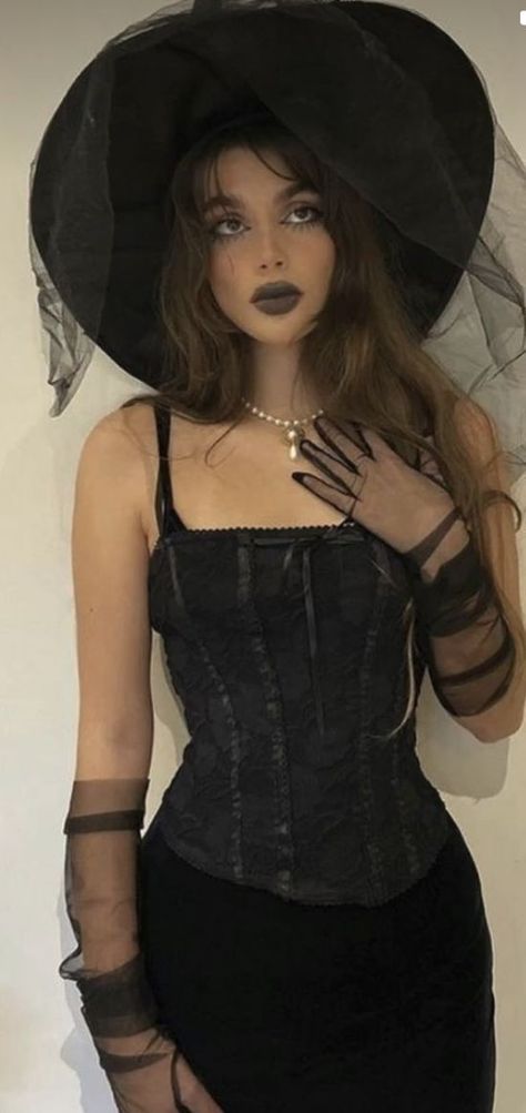 Gangster Halloween Costumes, Aesthetic Halloween Costumes, Cowgirl Halloween Costume, Hallowen Costume, Halloween Party Outfits, Halloween Makeup Scary, Night Beauty, Witch Halloween Costume, Halloween Costume Outfits