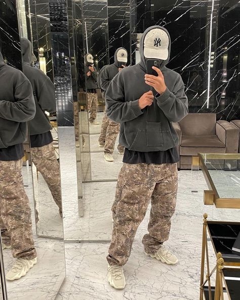 Men Streetwear Aesthetic, Camo Pants Outfit Men, Winter Outfits Men Streetwear, Camo Pants Outfit, Yeezy Fashion, Outfits Men Streetwear, Yeezy Outfit, Streetwear Inspiration, Pants Outfit Men