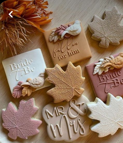 Fall Wedding Cookies Royal Icing, Cookie Decorating Fall, Cookie Gift Packaging, Royal Icing Cookies Recipe, Fall Decorated Cookies, Cakes Decorating, Cookie Gift, Fall Cookies, Autumn Decorating