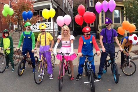 8 Co-ed Group Halloween Costumes Video Game Halloween Costumes, Video Game Character Costumes, Clever Halloween, Clever Halloween Costumes, Group Costumes, Group Halloween Costumes, Fantasias Halloween, Mario And Luigi, Mario Kart