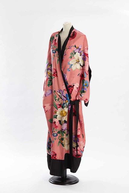 1920s Dressing Gown, Pj Aesthetic, Gown Aesthetic, Style Année 20, Floral Gown Dress, Pink Ground, Sew Patterns, Cruise Collection, Dressing Gowns