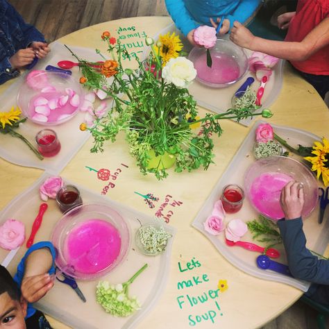 Flower Soup! One of the most popular Water Play activities I have ever seen in a classroom! Such a simple and easy invitation to explore… Food Sensory Play, Water Play Activities, Children Food, Eyfs Classroom, Eyfs Activities, Playbased Learning, Nursery Activities, Invitation To Play, Spring Activities